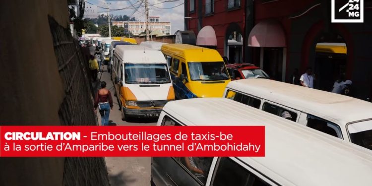 CIRCULATION – Embouteillages de taxis-be à la sortie d’Amparibe vers le tunnel d’Ambohidahy.