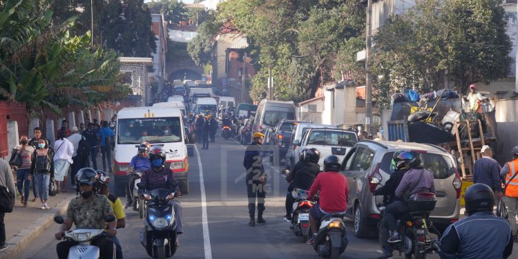 CIRCULATION – Les rues Randramazo et Dr Razafindratandra reliant l’Institution Sainte Famille au tunnel Jean Ralaimongo à Ambohidahy deviennent à double sens, la rue privatisée en parking retrouve sa vocation initiale
