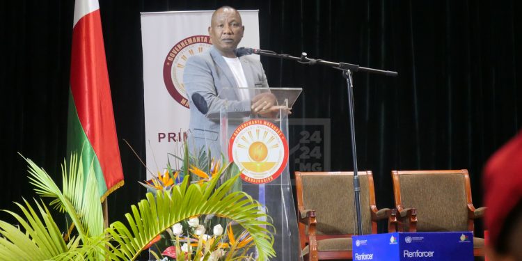 FORUM DES JEUNES – Le Premier ministre Christian Ntsay partage son parcours et raconte être allé à l&rsquo;école pieds nus au forum sur l’emploi et le développement des jeunes