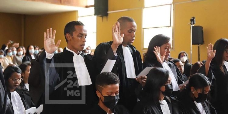 JUSTICE – Les 39 nouveaux avocats sortants de l&rsquo;Institut de formation professionnelle des avocats en 2020 prêtent enfin serment et peuvent démarrer leurs trois ans de stage