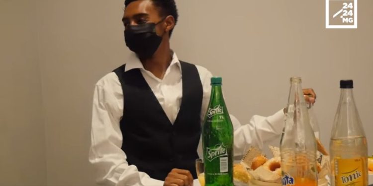 PORTRAIT – Nirina Randrianasolo, serveur stagiaire après un décrochage scolaire