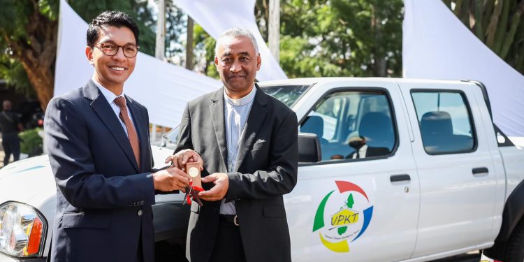 RELIGION – Le président de la République offre un pick-up à la plateforme nationale catholique des jeunes en vue de la préparation des dixièmes Journées mondiales de la jeunesse