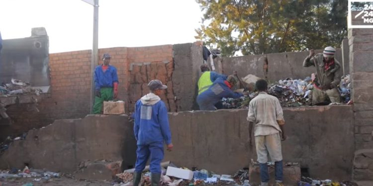 RENCONTRE – Zaraniaina Randrianarison, éboueur, un des « arivo lahy » qui garde Antananarivo propre.
