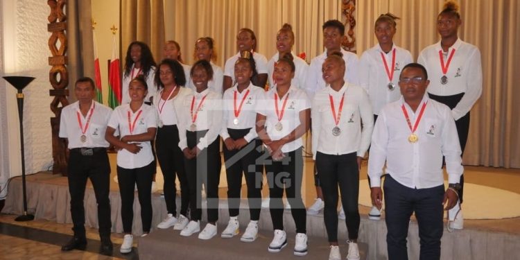 SPORTS – Andry Rajoelina annonce la prise en charge des joueuses de l&rsquo;équipe nationale de rugby à sept pour mieux préparer la Coupe du monde, et la rénovation du Stade Maki