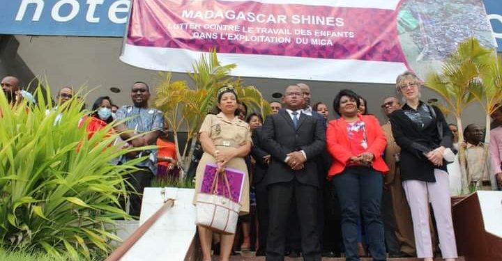 TRAVAIL – 1.800 enfants à sortir de l’enfer des mines de mica dans la région Anosy