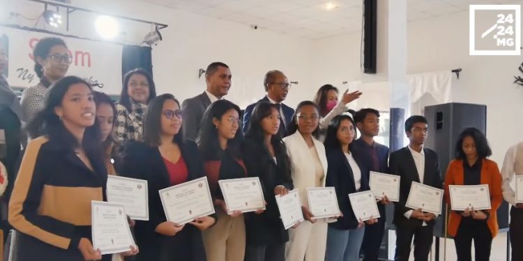 EDUCATION – Des bourses d’études du lycée à l’Université pour alléger les charges familiales