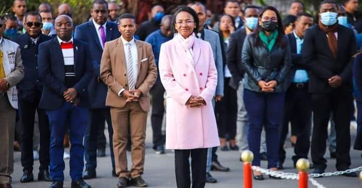 FETE NATIONALE – La ministre de l&rsquo;Éducation nationale inaugure une série de cérémonies de levée de drapeau au sein des ministères à l&rsquo;occasion de la célébration du 62ème anniversaire de l&rsquo;indépendance