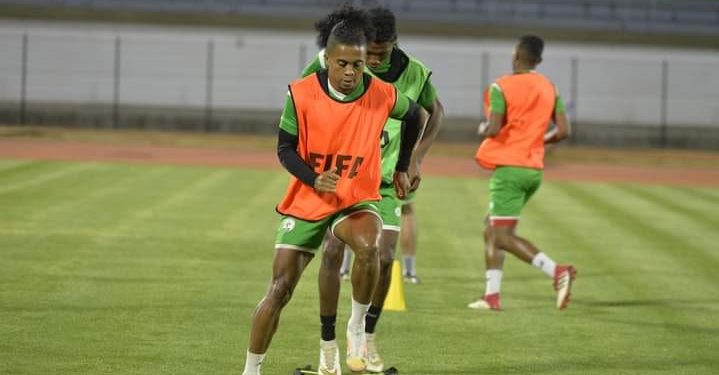 FOOTBALL – Une scéance de décrassage pour débuter la préparation du match contre l&rsquo;Angola