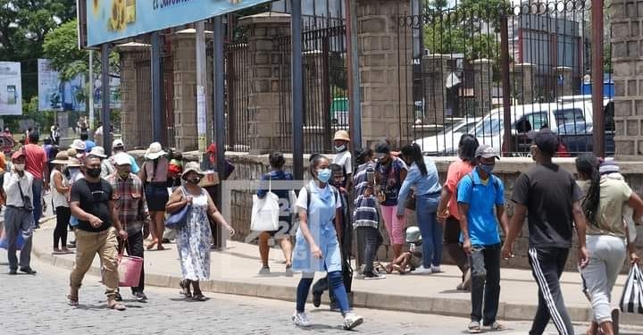 SANTE – Le port de masque n&rsquo;est plus obligatoire en plein air mais reste requis dans les transports en commun et pour les espaces clos comprenant plus de 200 personnes