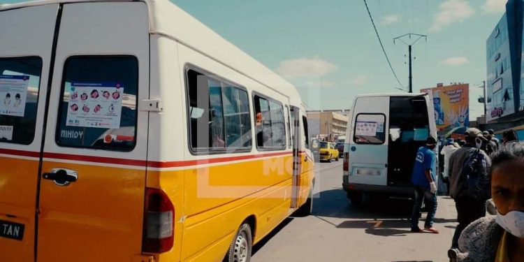 TRANSPORT EN COMMUN – La préfecture explique le retour des cinq personnes par rangée dans les taxi-be par la nécessité d’augmenter la capacité des taxi-be en ces périodes d’examen et d’insécurité