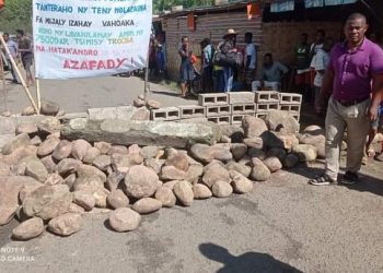 COMMERCE – La route entre Sambava et Andapa barrée par des planteurs de vanille en colère, l’organe mixte de conception de la région mène une mission de négociation auprès des paysans pour rétablir la circulation