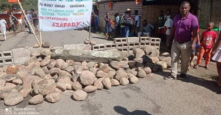 COMMERCE – La route entre Sambava et Andapa barrée par des planteurs de vanille en colère, l’organe mixte de conception de la région mène une mission de négociation auprès des paysans pour rétablir la circulation