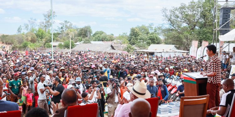 ENERGIE – Andry Rajoelina promet les kits solaires « mora » à 2.000 ou 3.000 ariary avant la fin de l’année pour remplacer le pétrole lampant dans les zones rurales