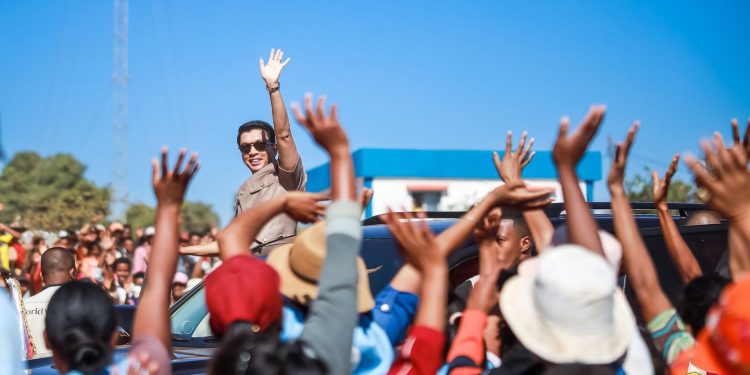 ENERGIE – Andry Rajoelina remet en cause les subventions octroyées à la Jirama et demande à la Banque mondiale de financer des kits solaires pour apporter l’éclairage au sein de plus de 50% des ménages sans accès à l&rsquo;électricité