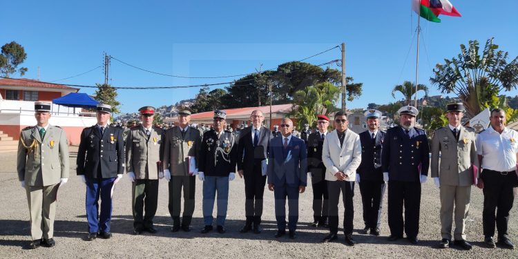 FORCES ARMEES – Neuf coopérants militaires français décorés de la médaille de la Défense nationale