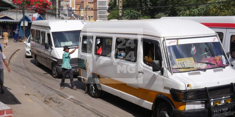 HAUSSE DES PRIX DES CARBURANTS – Les frais de transports dans la capitale à 600 ariary, les transporteurs peuvent acquérir des autobus jusqu’à près 20% de leur valeur selon Rolland Ranjatoelina