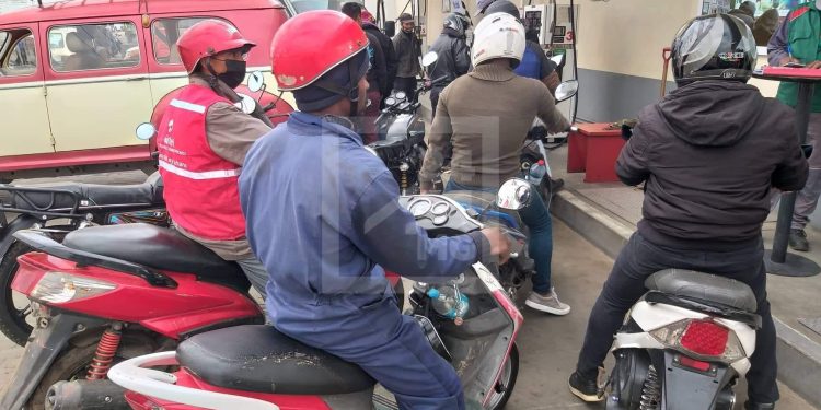 HYDROCARBURES – Ruée vers les stations-services qui n&rsquo;ont pas encore augmenté les prix de leurs carburants ce lundi matin