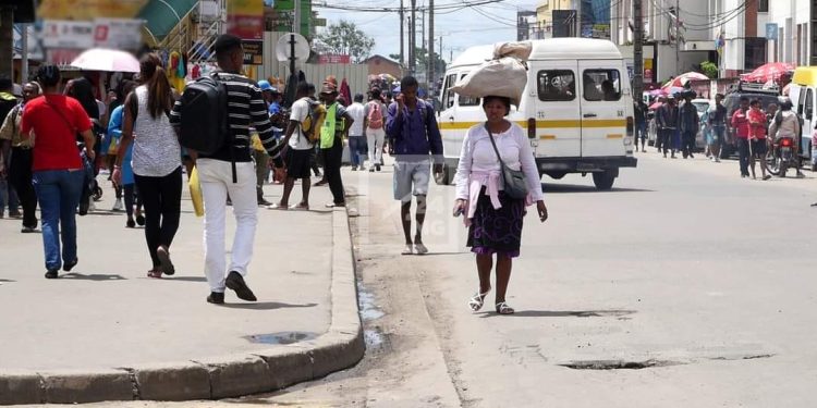 MOBILITÉ – La moitié des habitants du Grand Antananarivo se rendent à pied à leur travail, d’après les études de la Banque mondiale