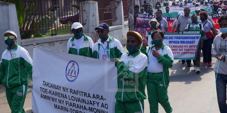 TRAVAIL – Le décret fixant le salaire minimum mensuel pour le secteur privé publié près de trois mois après son adoption, des arrêtés en attente pour fixer les salaires minima d’embauche et d’ancienneté par catégorie professionnelle ainsi que les modalités de mise en œuvre du complément pris en charge par l’Etat