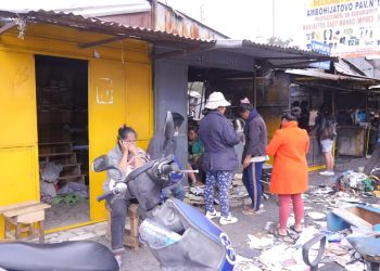 AMBOHIJATOVO – Le désarroi des bouquinistes après l’incendie du marché aux livres d’Ambohijatovo
