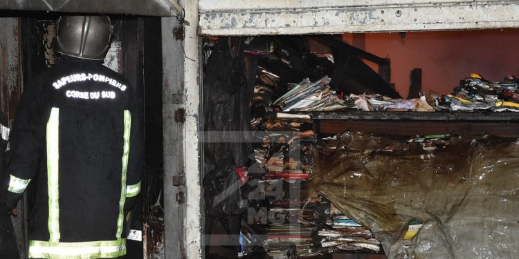 CATASTROPHE – L’enquête sur l&rsquo;incendie des box de bouquinistes à Ambohijatovo confiée à la brigade criminelle, environ le tiers du coin des livres consumé par le feu, selon les sapeurs-pompiers