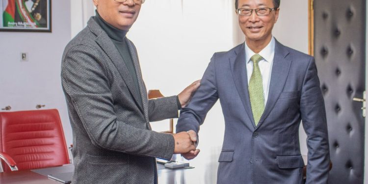 COMMERCE – La mise aux normes des produits agricoles et alimentaires malgaches pour s’adapter au marché chinois au menu de la rencontre entre Edgard Razafindravahy et Jiang Xuejun du Centre du commerce international mardi