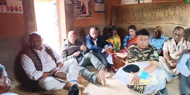 IKONGO – Le Premier ministre Christian Ntsay se rend à Ikongo et promet une enquête effectuée par les responsables de l&rsquo;armée afin de découvrir les vrais circonstances du drame.