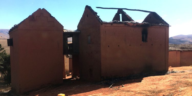 INSÉCURITÉ – La gendarmerie annonce le décès d’un présumé bandit lors d’une fusillade à Antsahafilo-Ambohidratrimo dans le cadre de ses enquêtes sur le multiple meurtre d’Ambolotarakely-Ankazobe