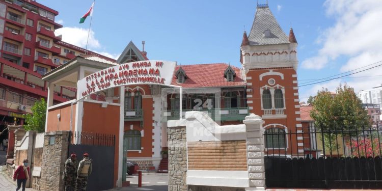 INSTITUTIONS – La Haute cour constitutionnelle se dit incompétente pour prononcer la déchéance du président de la République