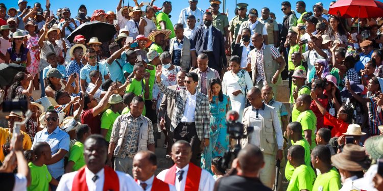 RELIGION – Andry Rajoelina offre une voiture tout terrain au président de l’Eglise luthérienne de Madagascar et une enveloppe de 20 millions d’ariary à l’organisation du 21ème Congrès de l’Union des jeunes chrétiens luthériens malgaches