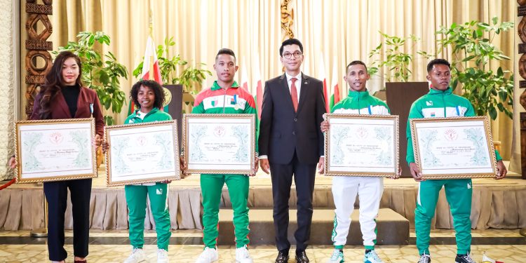 SPORT – Deux judokas juniors et quatre haltérophiles médaillés en Afrique décorés par le président de la République, le président de la République promet la construction d’un dojo « manara-penitra »