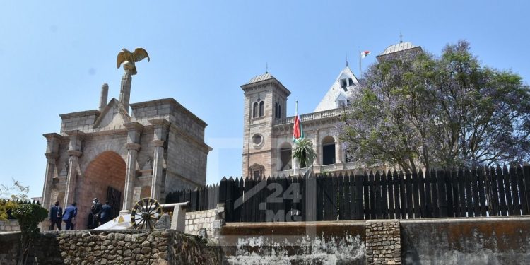 PATRIMOINE – Le ministère de la Culture évoque « une reconstruction à l&rsquo;identique de l&rsquo;extérieur » des palais de Tranovola et de Manampisoa du Rova d&rsquo;Antananarivo « dans le respect des normes internationales »