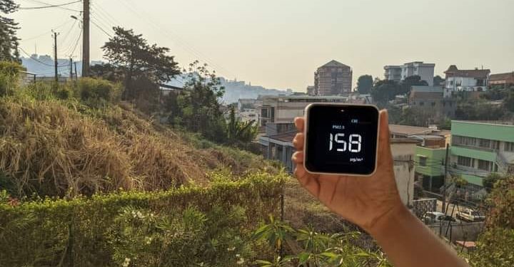 CLIMAT – Antananarivo suffoque sous la fumée des feux de brousse, des briques en cuisson, de la décharge en feu et des pots d&rsquo;échappement avec une qualité de l&rsquo;air malsaine pour les personnes sensibles depuis une semaine et pour les trois prochains jours
