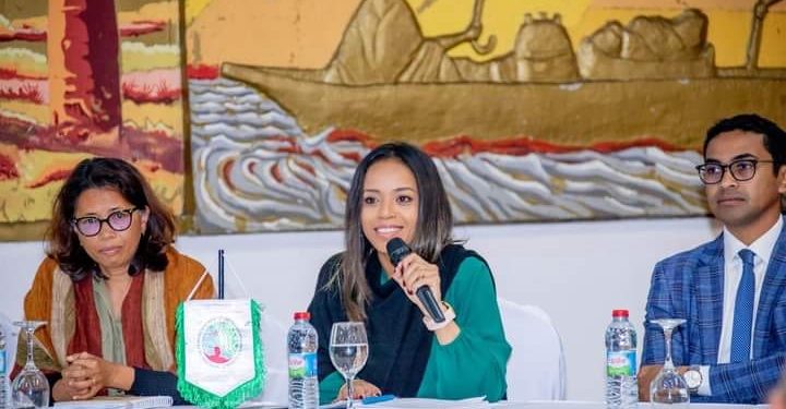 ENVIRONNEMENT – La ministre de l’Environnement invite les témoins des feux de forêt à s&rsquo;arrêter pour aider à éteindre les flammes et à ne pas se contenter de prendre des photos