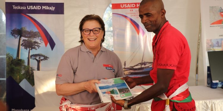 ENVIRONNEMENT – Des schémas d’aménagement délimitant les frontières entre les villages et les zones protégées dans les aires protégées de Menabe Antimena et de Kirindy Mite remis aux communautés locales