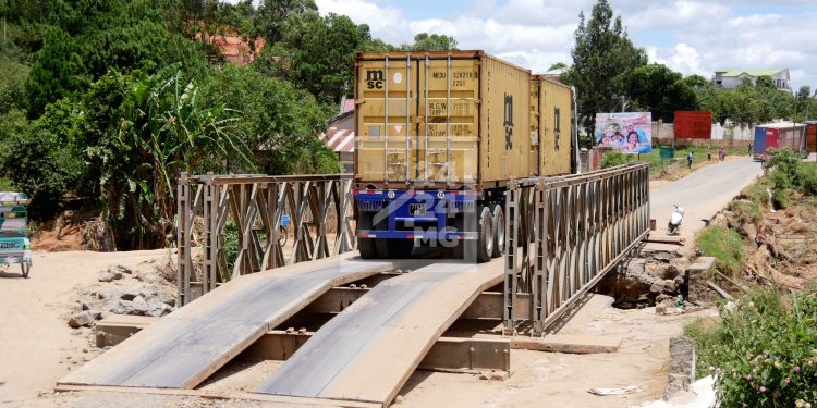 INFRASTRUCTURES – Le président de la République Andry Rajoelina promet la réhabilitation des routes nationales 2, 4 et 7 pour faciliter la circulation des biens et des marchandises