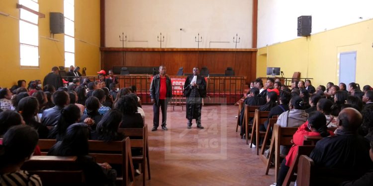 JUSTICE – Le syndicat des greffiers annonce une assemblée générale ce mercredi au sujet de la suite de leur manifestation, une rencontre avec le ministre de la Justice est prévue ce mardi, selon Alain Randriamaharo
