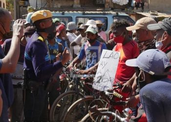TRANSPORT – La Commune urbaine d’Antananarivo rejette la demande des taxi-cyclistes d’exercer en tant que transport en commun dans la ville d’Antananarivo et retient des vélos en fourrière