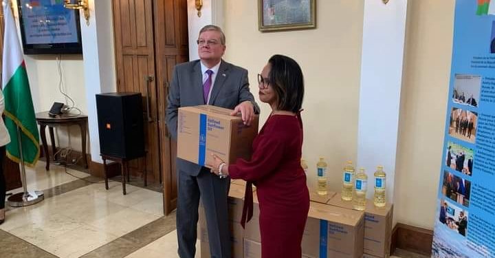 AIDE HUMANITAIRE – La Russie offre 80 tonnes d&rsquo;huile alimentaire de tournesol pour les cantines scolaires du Sud de Madagascar