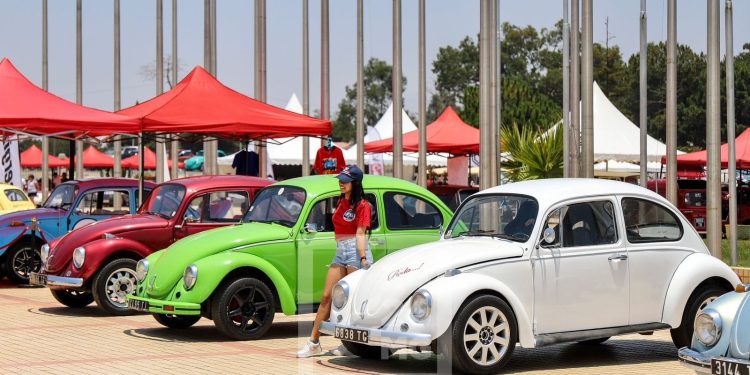 AUTO – Les voitures vintage sortent des garages pour le super grand meeting des voitures rétro légende