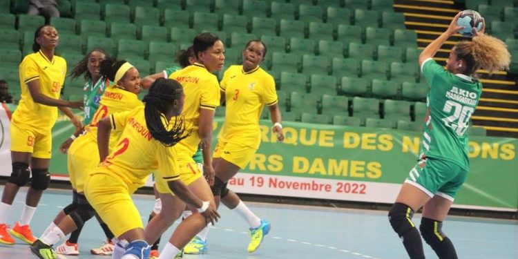 HANDBALL – Deuxième défaite pour les Akio dames qui perdent leur deuxième match face aux Lionnes indomptables du Cameroun (9-42) et qui sont presque éliminées de la CAN