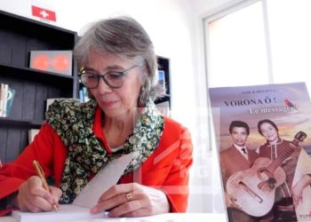 LIVRE – Edith Barijaona publie « Vorona o, Le messager » pour raconter le parcours et la vie de ses parents, les chanteurs Barijaona et O&rsquo;Suzah, en France.