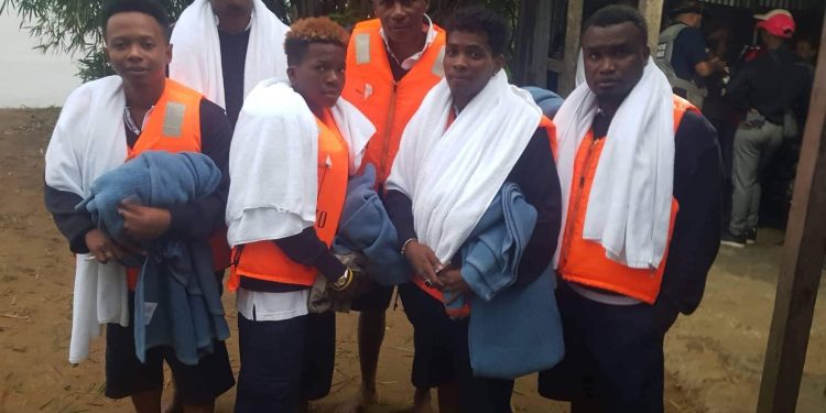 NAUFRAGE – Six membres du groupe Wawa, qui se sont jetés à l&rsquo;eau aux larges de Maroantsetra, sont retrouvés sains et saufs après la panne du moteur de bateau qui les transporte