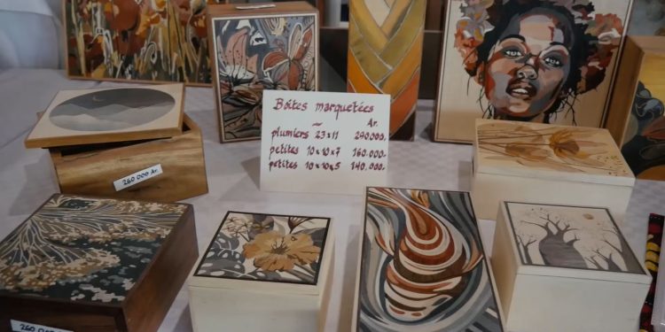 DECO – Devant les tableaux de bois des artistes-artisans marqueteurs d’Ambositra