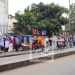 ANTANANARIVO – Les marchands de rue continuent leurs activités sur les trottoirs de »petite vitesse »