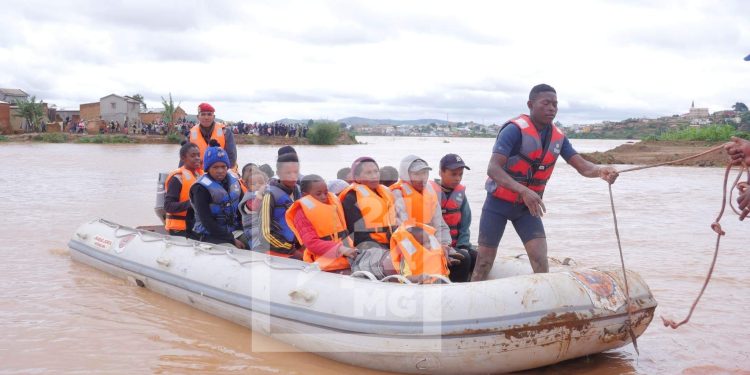 INTEMPERIES – 640 personnes évacuées d’urgence face à la montée des eaux à Ampitatafika