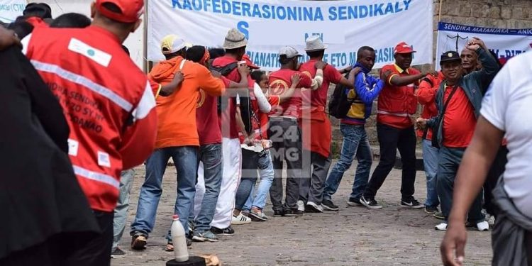 SECTEUR PRIVÉ – Les partenaires sociaux s’accordent sur une hausse de 10 % du salaire pour 2023 et demandent à l’Etat de combler le gap afin de maintenir le salaire minimum à 250.000 ariary