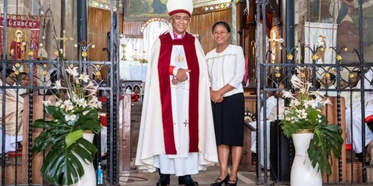 DISTINCTION HONORIFIQUE – Le grade de Grand Officier de l’ordre national malgache pour le monseigneur Samoela Jaona Ranarivelo après 25 ans de clergé