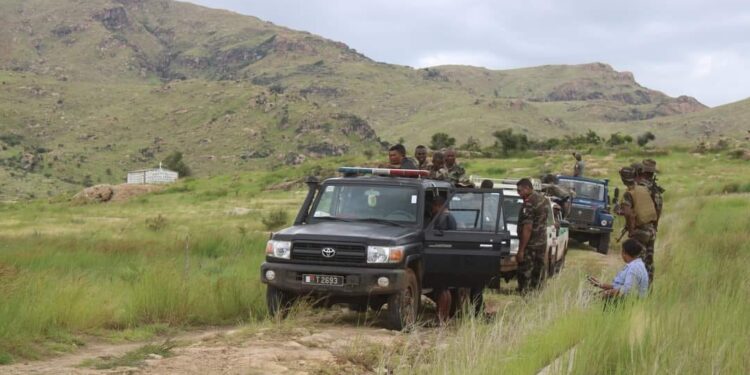 DRAME – Une dizaine de personnes interpellées après l’affrontement meurtrier entre deux familles ayant causé la mort de six personnes à Esira Amboasary Atsimo, samedi