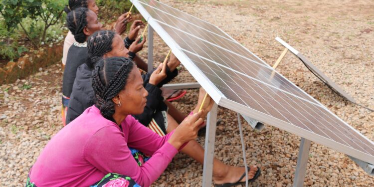 ENERGIE – Huit mères de famille venant de l’Androy en formation pour devenir « ingénieures solaires »